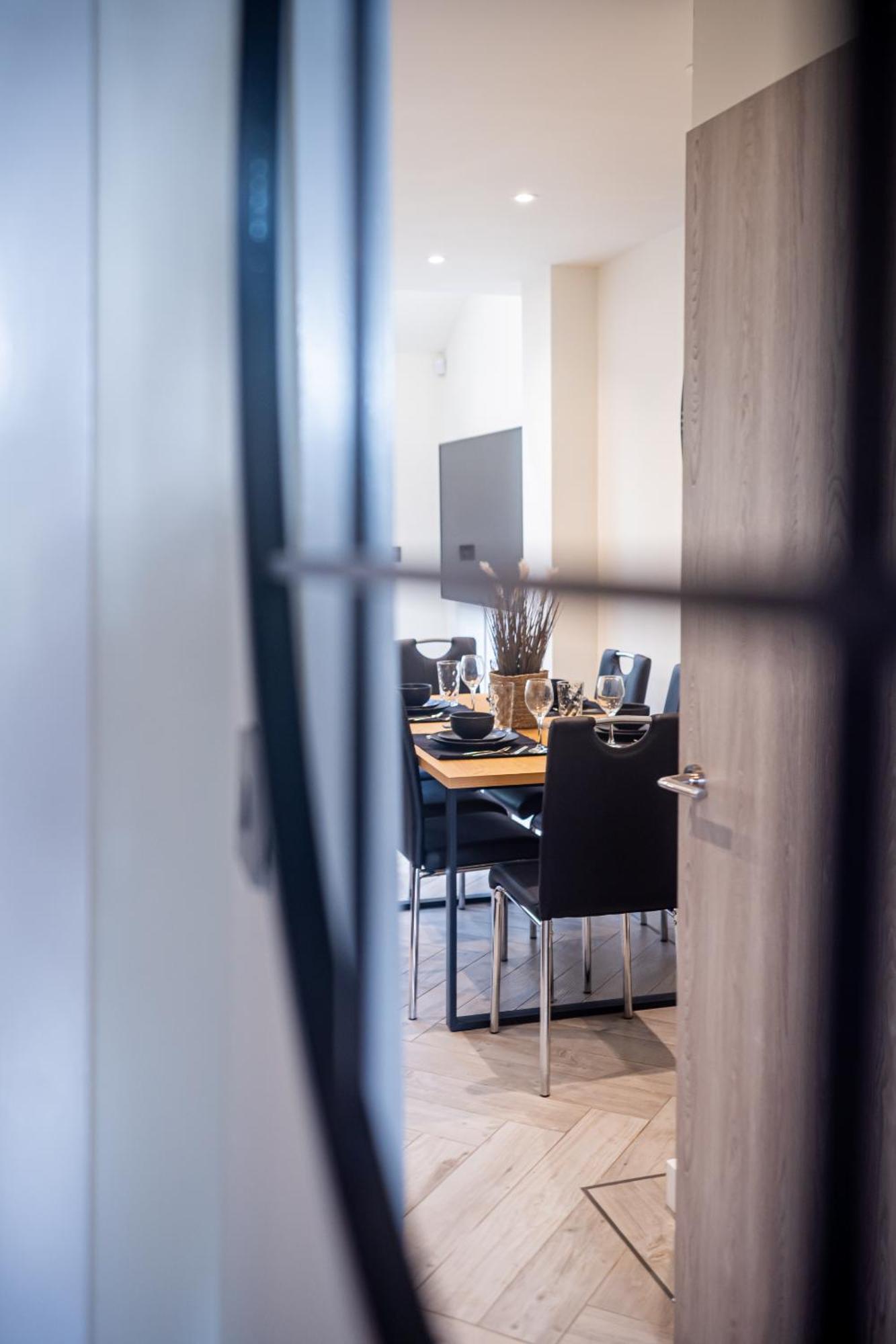 Apartment 4-bed Townhouse, Secure & Close To Leeds Centre- Ideal For Corporate Guests Leeds (West Yorkshire)