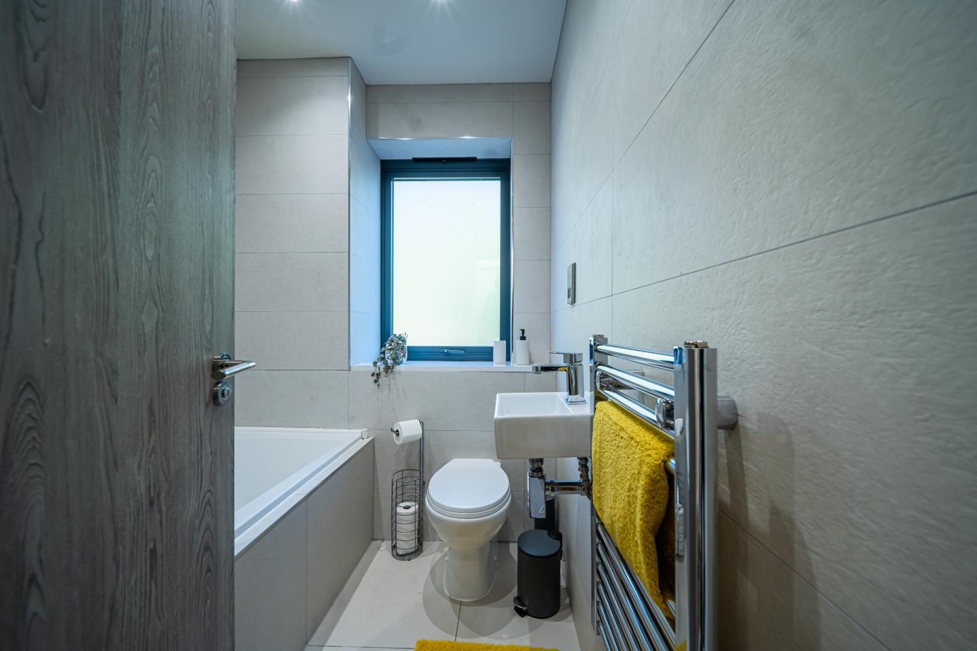 Apartment 4-bed Townhouse, Secure & Close To Leeds Centre- Ideal For Corporate Guests
