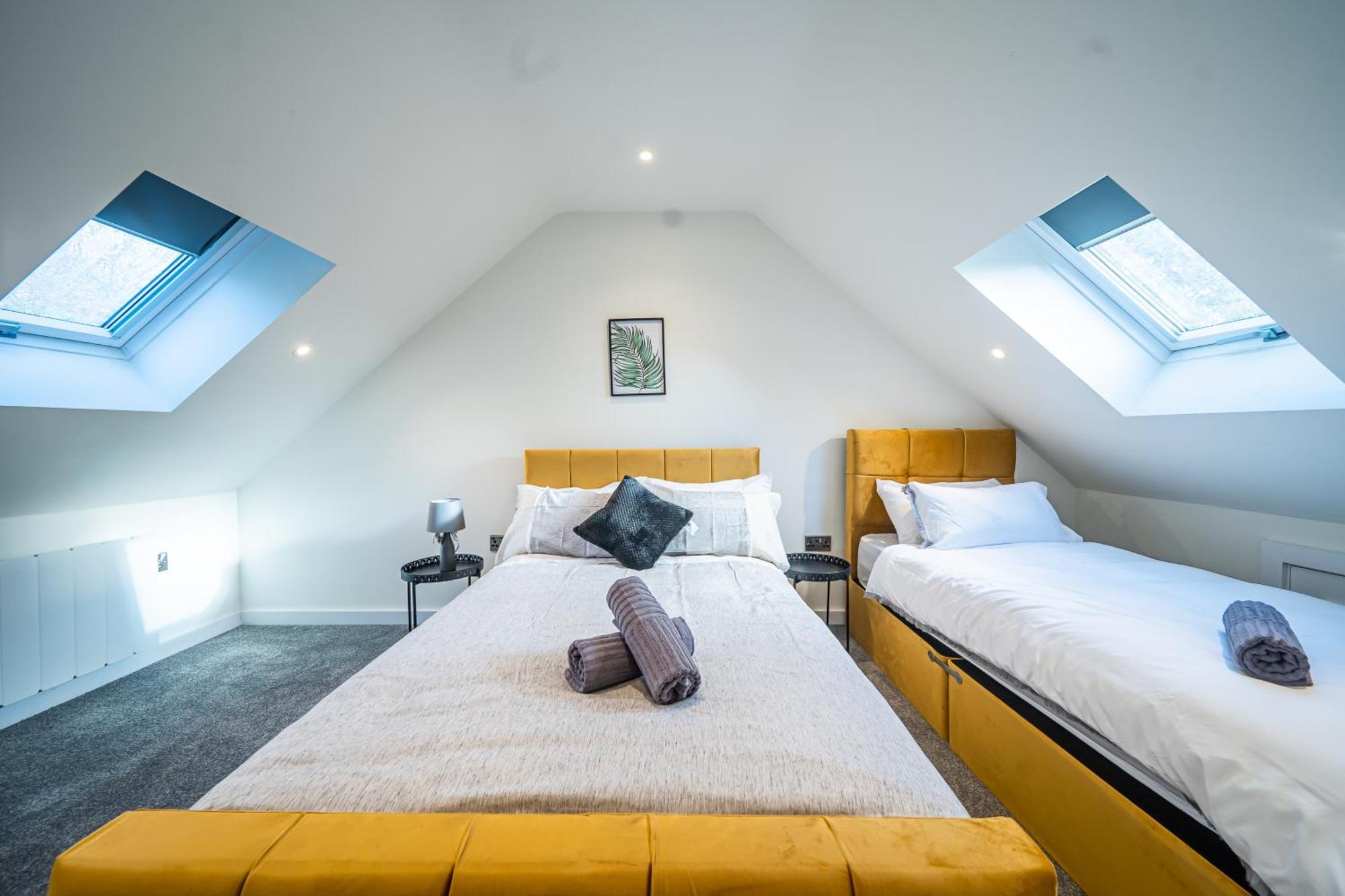 Apartment 4-bed Townhouse, Secure & Close To Leeds Centre- Ideal For Corporate Guests *