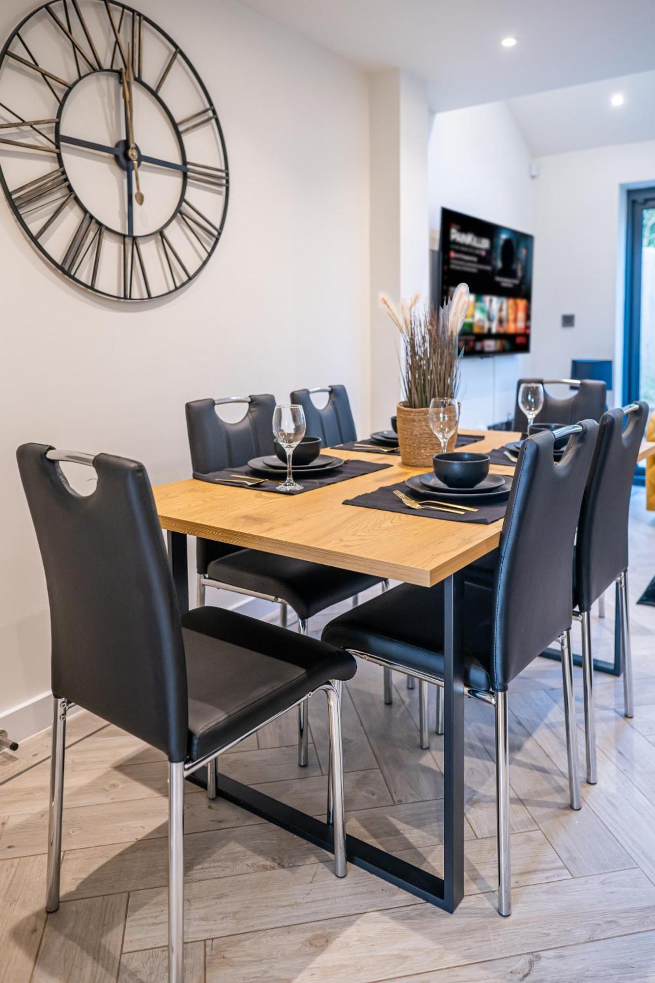 Apartment 4-bed Townhouse, Secure & Close To Leeds Centre- Ideal For Corporate Guests