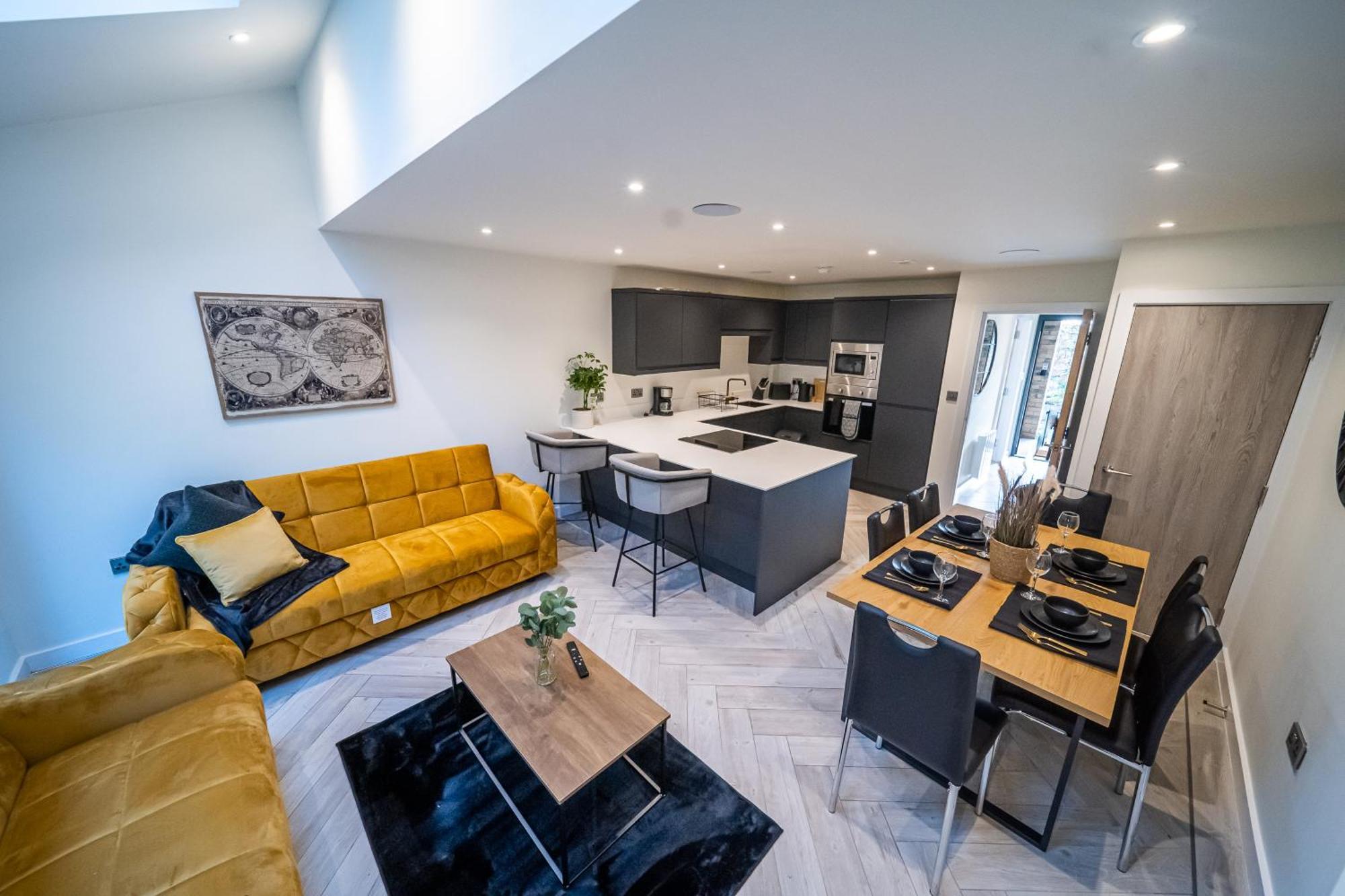 Apartment 4-bed Townhouse, Secure & Close To Leeds Centre- Ideal For Corporate Guests *