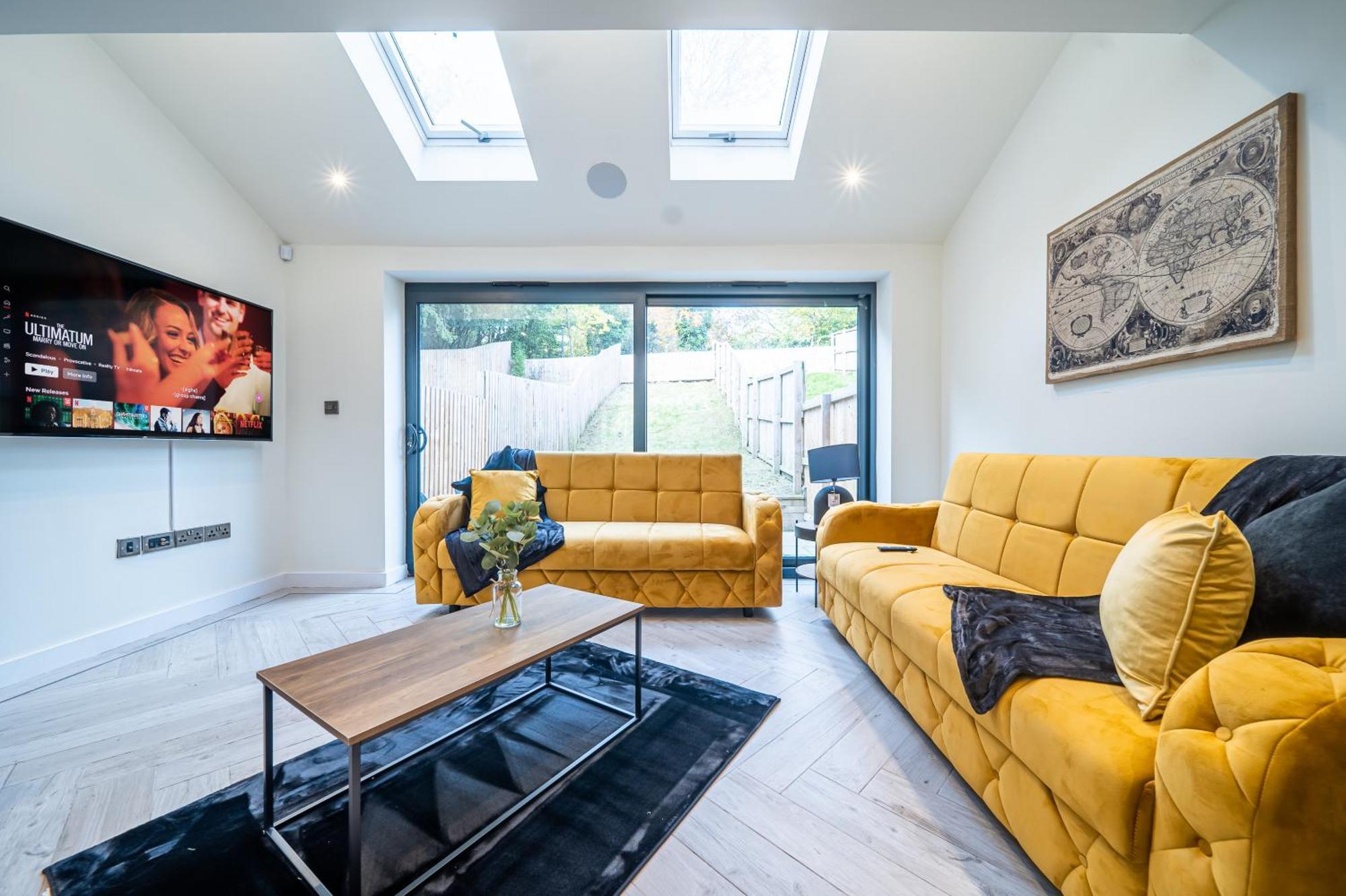 Apartment 4-bed Townhouse, Secure & Close To Leeds Centre- Ideal For Corporate Guests *